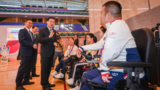 李家超出席杭州第四届亚洲残疾人运动会中国香港代表团返港欢迎仪式。政府新闻处