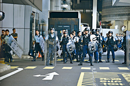 ■大批警察在警總外布防。