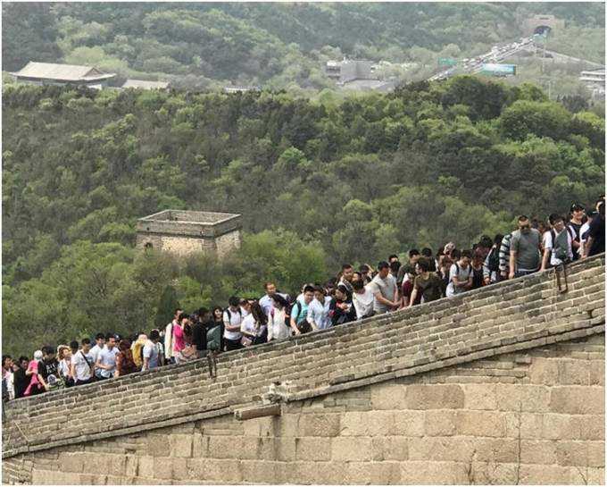 長城有人滿之患。