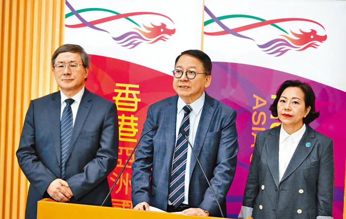 政务司司长陈国基（中）、政务司副司长卓永兴（左）及民政及青年事务局局长麦美娟（右）会后见传媒。