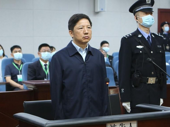 重庆市原副市长、公安局原局长邓恢林，一审被控受贿4267万元。