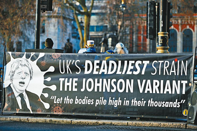 倫敦國會廣場上有橫額譏諷約翰遜是英國「最致命的病毒株」。