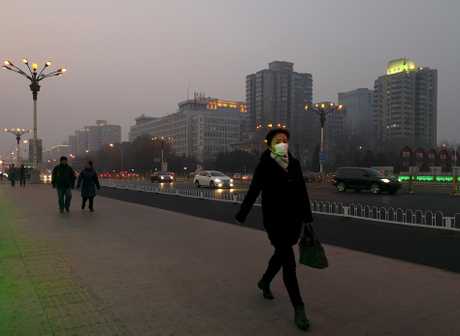 北京市民在雾霾中外出。