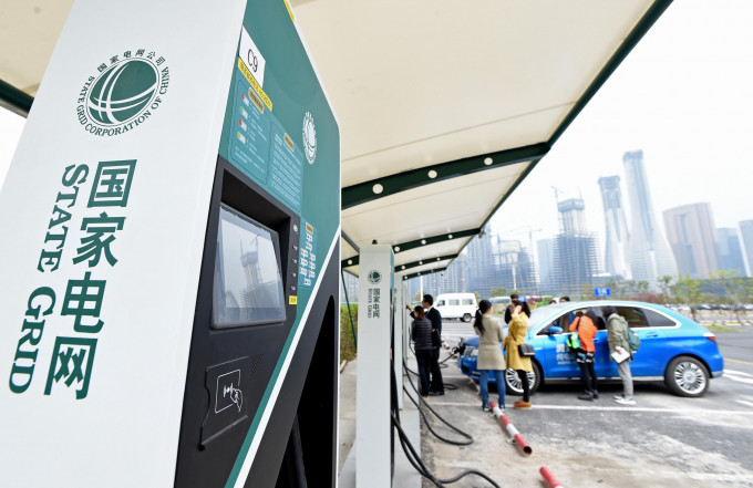 上海新能源汽车注册累计24万辆，已累计建成各类充电桩超过21.06万个。微博图片