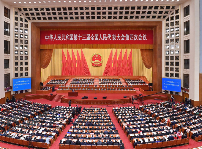 全国人大开会审议关于完善香港的选举制度。新华社图片