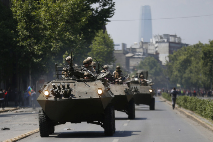 智利民主化以來，首次有大批軍人和裝甲車進駐首都及其他城市。AP