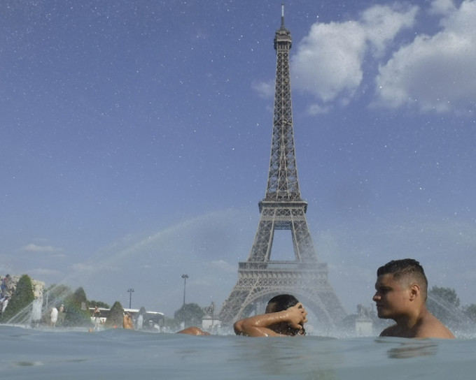 在法國熱浪迫下市民想盡方法消暑。AP