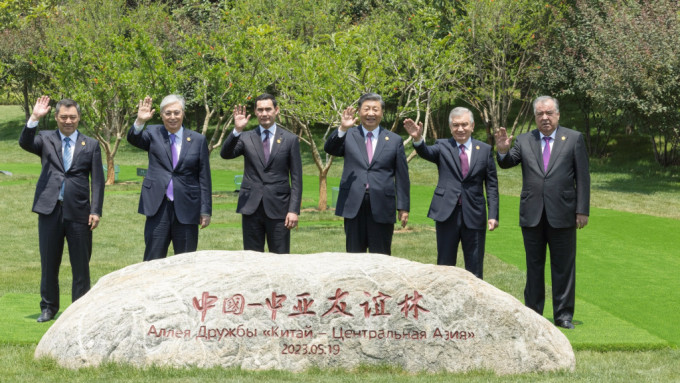 峰會結束後習近平和中亞五國元首共同種下六棵石榴樹。新華社