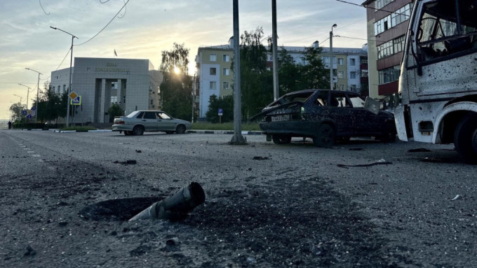 俄羅斯別爾哥羅德州（Belgorod）城鎮舍別基諾（Shebekino）遭炮擊，彈殼插在地上。 路透社