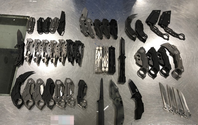 港青身上被搜出44把刀具。網上圖片
