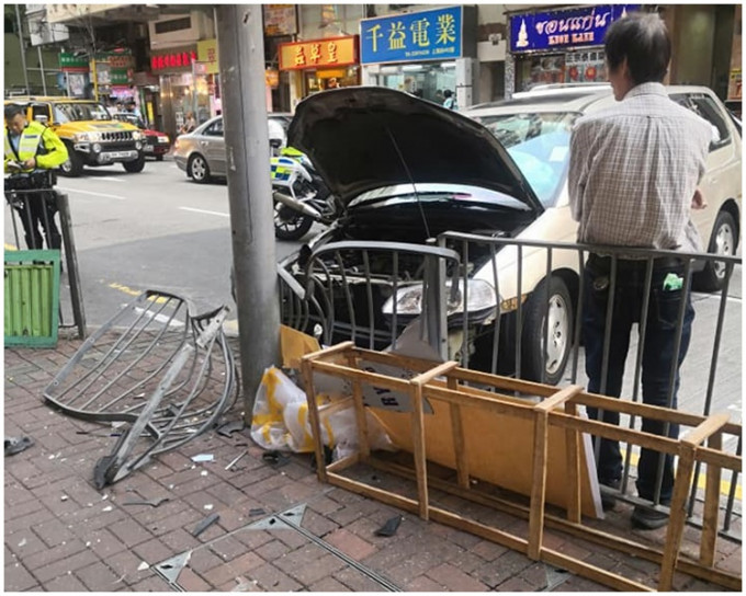路邊鐵欄撞至變形。‎Michael Chan 「香港突發事故報料區 」FB