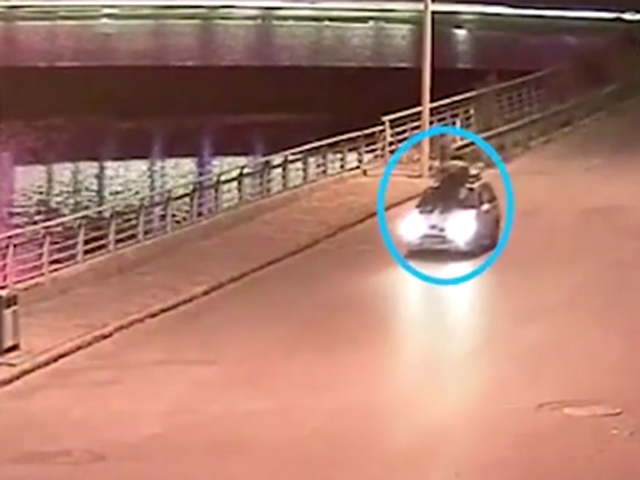 民警（藍圈示）被撞衝車頂後，緊抓車頂行李架，趴在車頭拖行3公里。 網上圖片