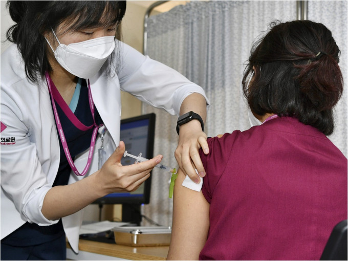 南韓有3人接種第一劑輝瑞疫苗後仍受感染。AP資料圖片