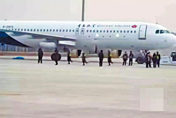辗压地勤工作人员的客机停在青岛胶东国际机场等候调查。　