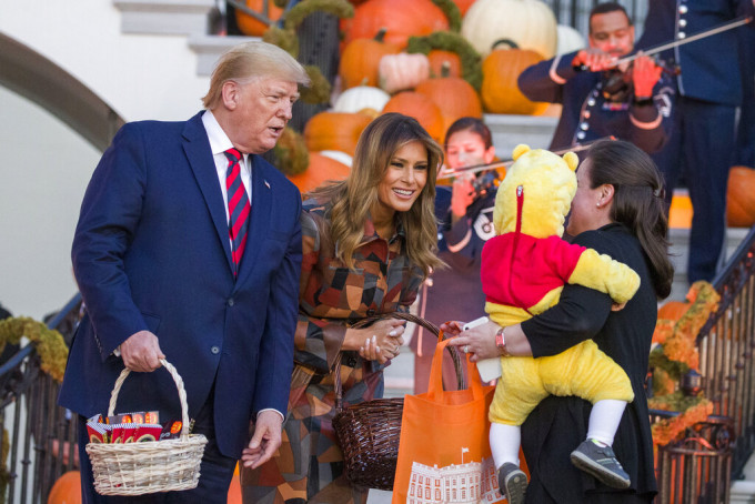 特朗普和梅拉尼娅在白宫向学童们派发万圣节糖果。AP