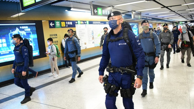 警方的反恐部队下午在金钟港铁站高姿态巡逻。