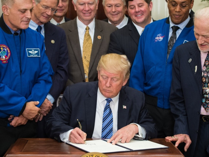 特朗普簽署指命。NASA 圖片