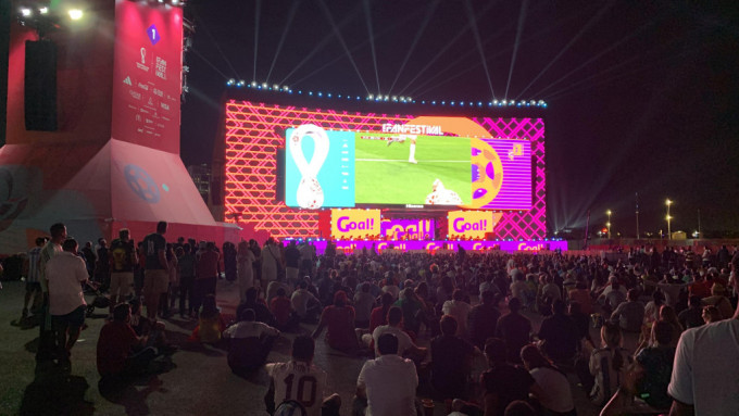 Fan Fest设有大型屏幕直播赛事，吸引球迷观赏。