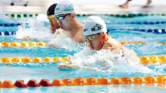 麥世霆(前)出戰世青賽，在男子100米蛙泳決賽得第4。 資料圖片