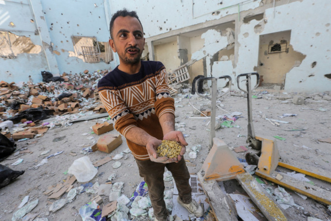 加沙中部努賽賴特難民營一個援助物資分發中心遭到空襲，造成嚴重破壞。路透社