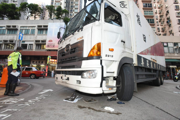 貨車撞倒過路老翁。