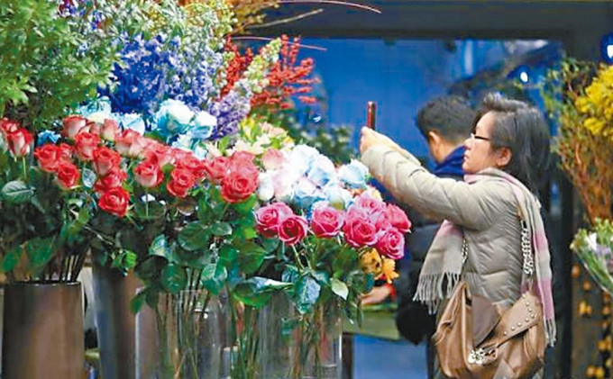 情人节将至，上海花铺准备了大量玫瑰花。