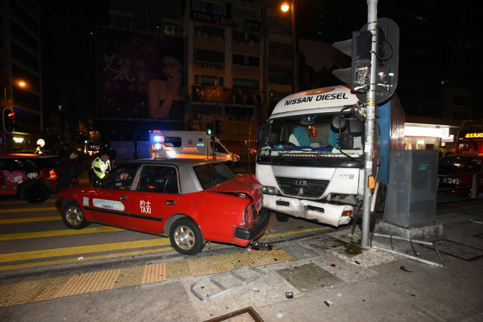 肇事貨車撞向其中一輛的士車尾。 羅振輝攝