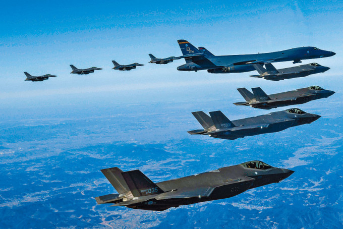 美軍B-1B轟炸機（右上）周日與南韓戰機，在南韓舉行聯合演習。