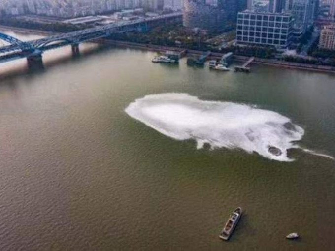 钱塘江江面昨出现巨型漩涡和白色泡沫。（网图）