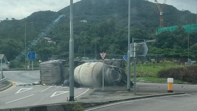 田螺車翻側。fb馬路的事 (即時交通資訊台) 圖片