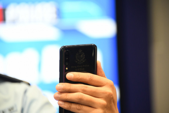 警员使用公务手机「行咇易」程式，公务手机印有警徽雷射标志。资料图片