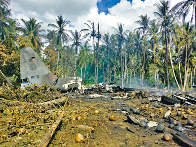 ■墜毀蘇祿省的菲律賓軍方運輸機，救援人員在現場搜救。