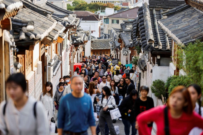 首尔历史景点北村韩屋村即将于11月起试行宵禁，以应对过度旅游。路透社