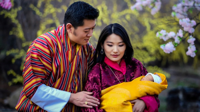 剛出生時的不丹王儲與國王夫婦。 AP