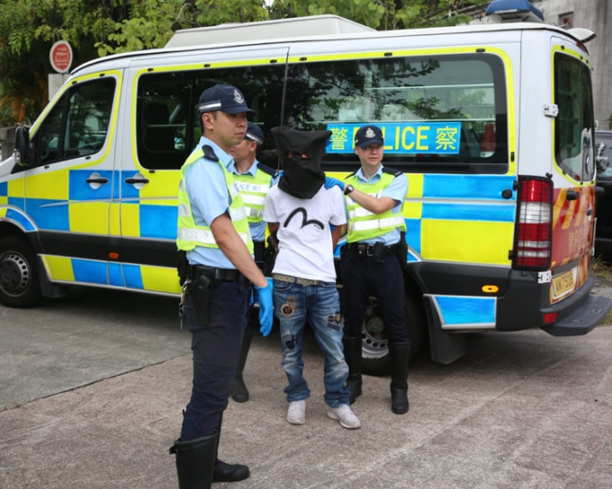 27岁姓陈本地男司机涉嫌「危险驾驶」及「贩毒」被捕。