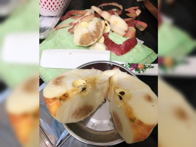 有网民近日到超市买了几个日本苹果，怎料回家切开才发现「烂肉」。网民Wong Jason图片