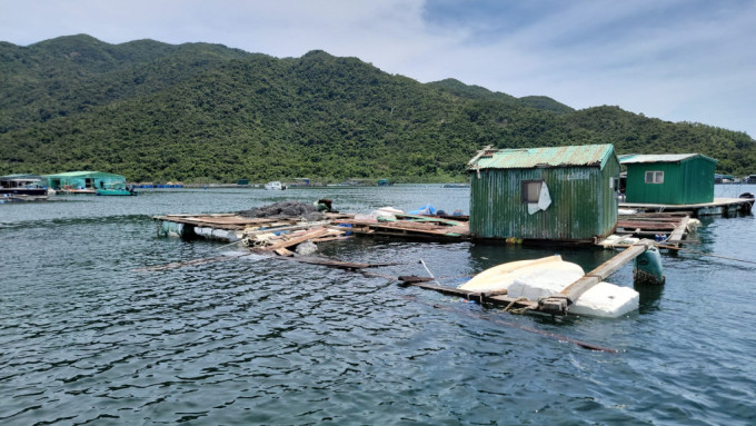 政府評估約有300公頃農地及魚排受颱風蘇拉吹襲而損毀。圖為一個被颱風損毀的魚排。