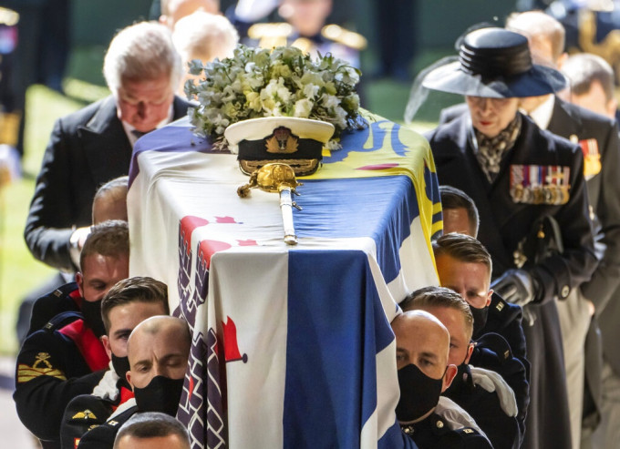 菲腊亲王灵柩安葬圣乔治教堂皇家墓室。AP图片