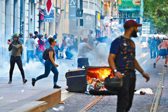 警察上周六在马赛发射催泪弹驱散示威者，人群争相走避。