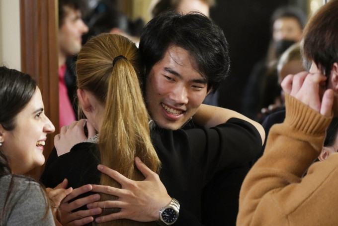 刘晓禹获奖后拥抱亲友，喜形于色。美联社图片