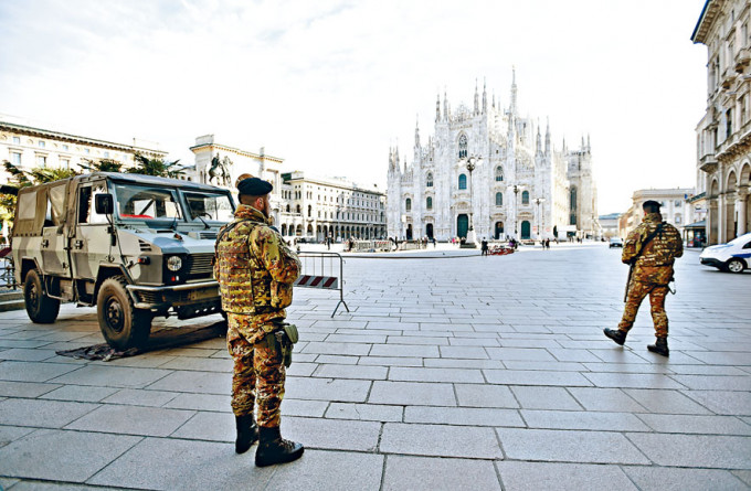 米兰大教堂广场昨日冷清，有军人驻守。