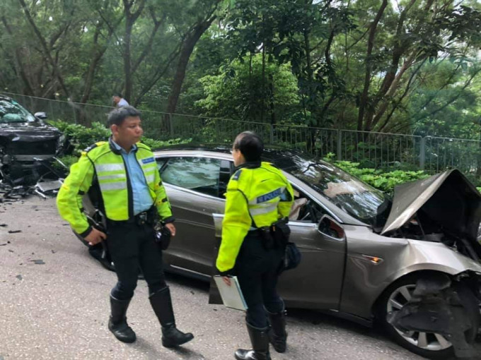 警方在場調查。 馬路的事討論區FB/網民Sam Kwong‎圖