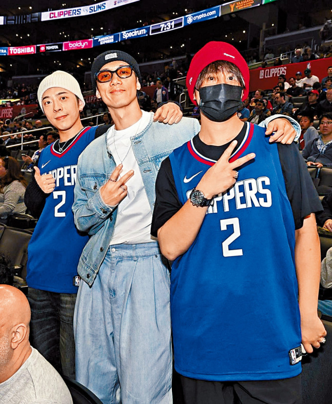 左起：吕爵安、邱士缙和姜涛欣赏NBA赛事。