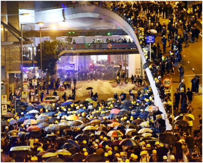 前年7月28日遮打花园集会后于上环爆发激烈警民冲突。资料图片