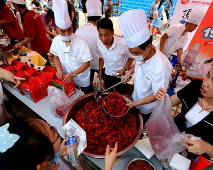 江苏办美食周，50吨小龙虾光速售罄。网上图片