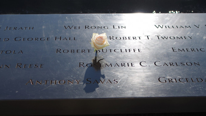 美國世貿遺址銘牌刻着911遇難者的名字。 網上圖片