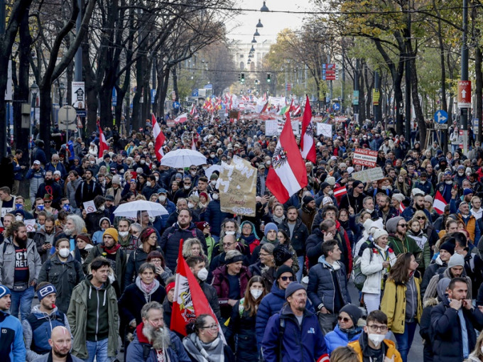 奧地利維也納大批市民上街示威。AP