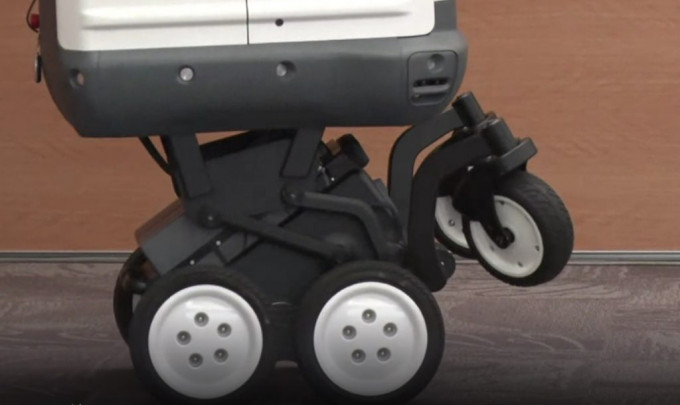 Roxo所使用的就是DEKA的iBOT电动轮椅底座，能在凹凸不平地面、斜坡及楼梯上行驶。