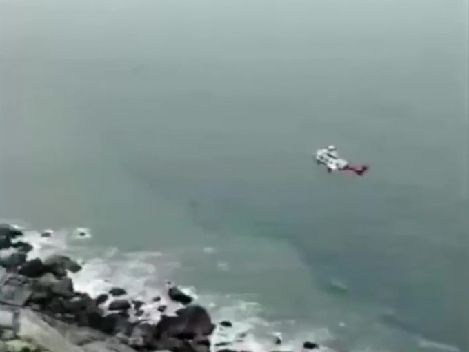 当局派出直升机在海上搜索。（网图）