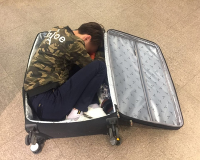 内地男子藏身行李箱企图偷渡到澳门。澳门新闻局图片